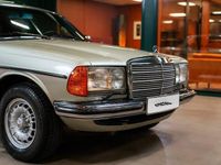 Begagnad Mercedes 230 136 HK (100 kW) 1983 Ljusgrön Sportkupé