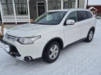 Begagnad Mitsubishi Outlander 150 HK (110 kW) 2015 Vitmetallic SUV