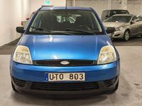 Begagnad Ford Fiesta 69 HK (50 kW) 2004 Blå Halvkombi