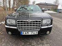 Begagnad Chrysler 300C 177 HK (130 kW) 2010 Brilliant black crystal pearl coat (pxr/qxrs)