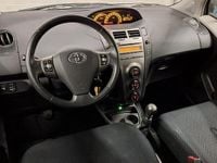 Begagnad Toyota Yaris 101 HK (74 kW) 2010 Vit Halvkombi