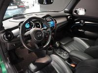 Begagnad Mini Cooper 130 kW (177 HK) 2022 British racing green iv metallic Halvkombi