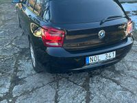 Begagnad BMW 120 184 HK (135 kW) 2012 Svart metallic Halvkombi