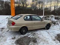 Begagnad Hyundai Accent 105 HK (77 kW) 2003 Gul Halvkombi
