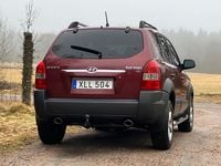 Begagnad Hyundai Tucson 175 HK (128 kW) 2006 Vinröd. SUV