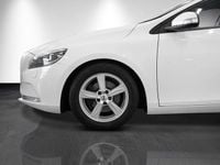 Begagnad Volvo V40 116 HK (85 kW) 2014 Vit Halvkombi