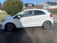 Begagnad Kia Rio 84 HK (61 kW) 2016 Vit Halvkombi