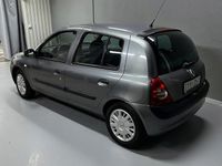 Begagnad Renault Clio II 75 HK (55 kW) 2002 Mörkgrå Halvkombi