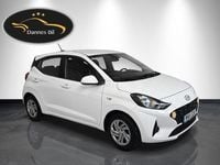 Begagnad Hyundai i10 Essential 67 HK (49 kW) 2023 Vit Halvkombi
