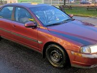 Begagnad Volvo S80 170 HK (125 kW) 2000 Röd med svarta dekaler som går att ta bort. Sedan