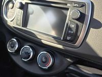 Begagnad Toyota Yaris Active 90 HK (66 kW) 2013 Röd Halvkombi