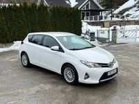 Begagnad Toyota Auris Active 124 HK (91 kW) 2014 Vit Halvkombi