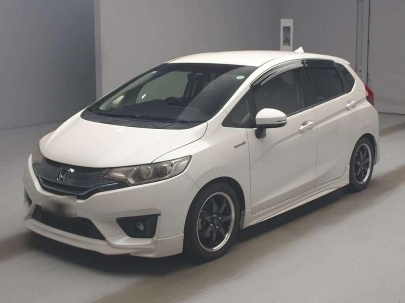 Used Honda Jazz Hybrid 134 HP (98 kW) 2013 White Hatchback