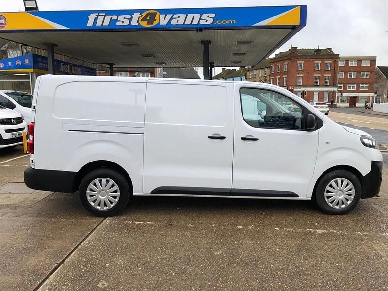 Used Vauxhall Vivaro 100 HP (73 kW) 2023 White MPV
