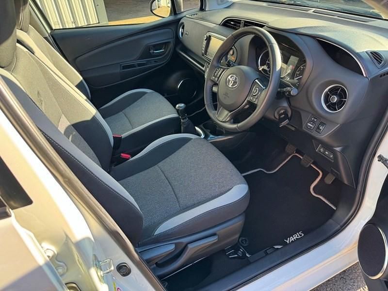 Used Toyota Yaris 111 HP (81 kW) 2019 White/black Hatchback