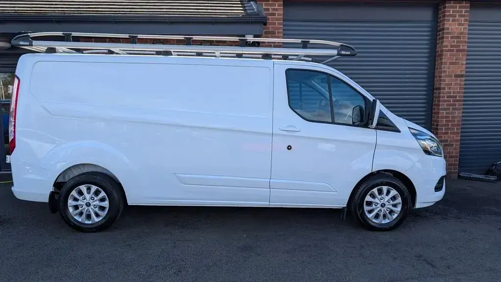 Used Ford Transit Custom Limited 130 HP (95 kW) 2022 White Van