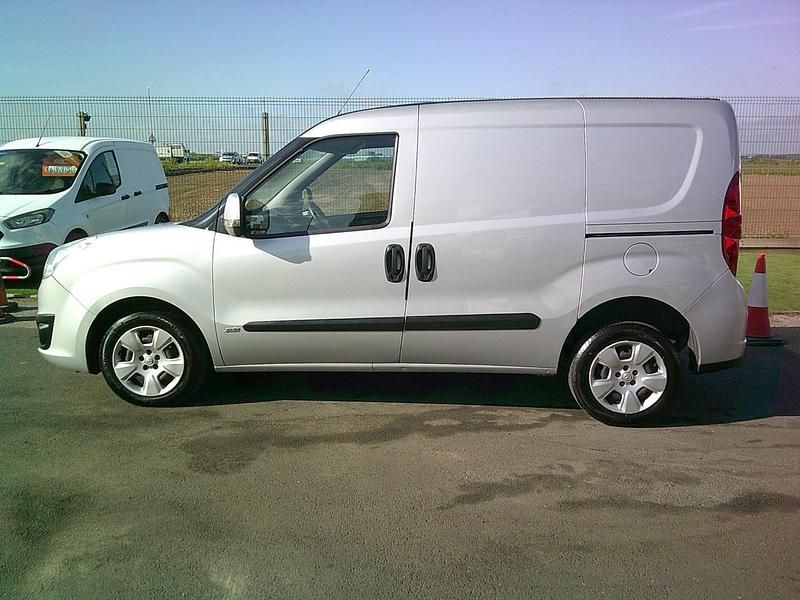 Second-hand Vauxhall Combo Sportive 2018 Argintiu Monovolum