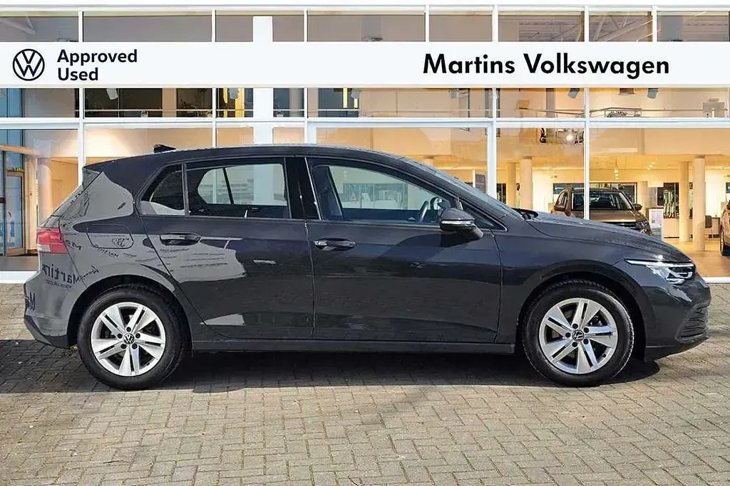 Begagnad VW Golf VIII Life 130 HK (95 kW) 2024 Grå Halvkombi