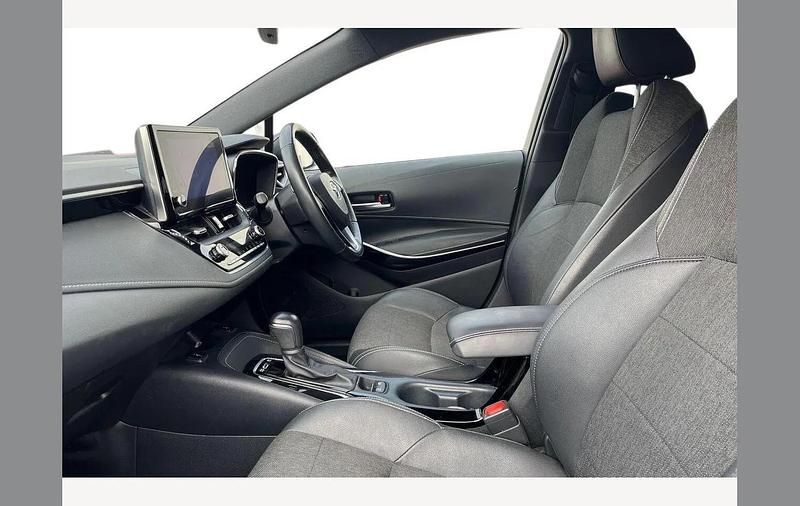 Used Toyota Corolla Design 122 HP (89 kW) 2022 Blue Hatchback