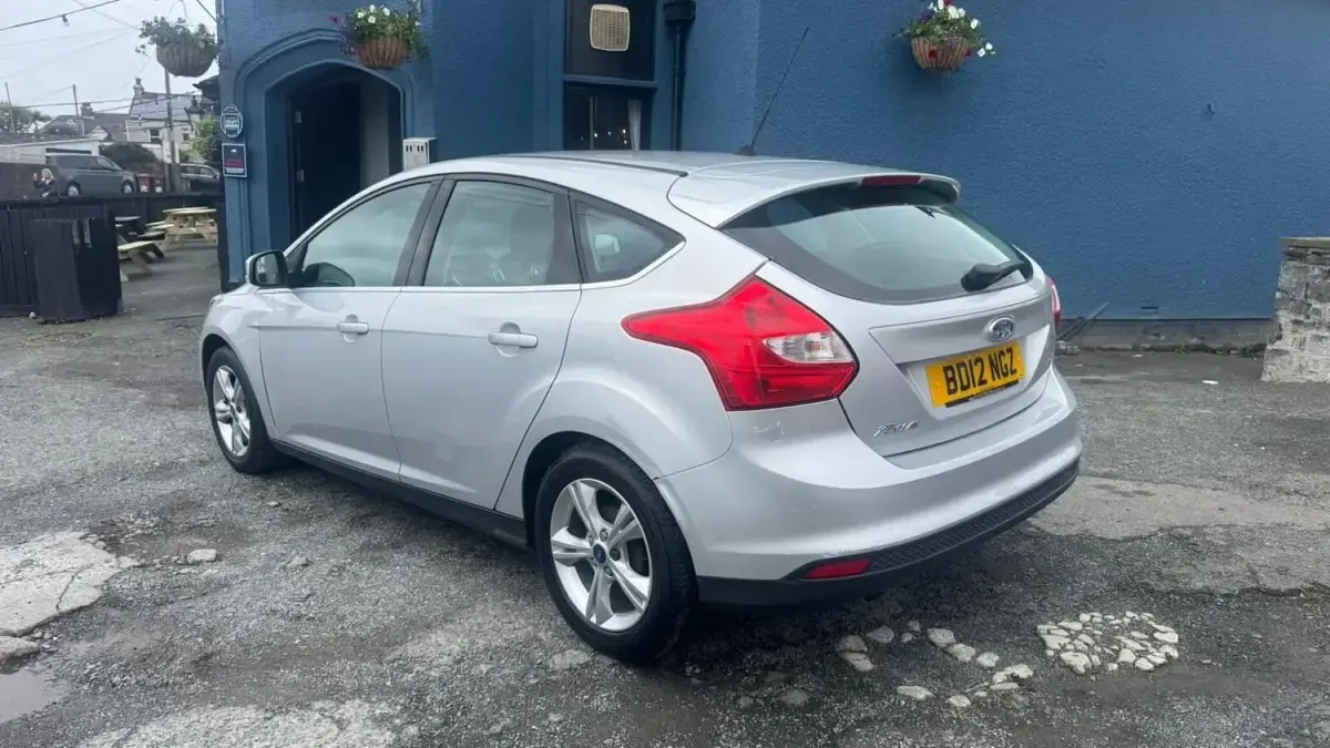 Begagnad Ford Focus Zetec 2012 Silver Halvkombi