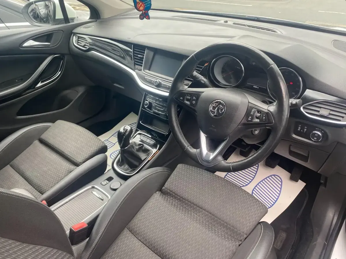 Second-hand Vauxhall Astra 2019 Alb Hatchback