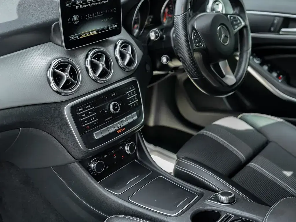 Used Mercedes GLA180 Urban 122 HP (89 kW) 2018 Black SUV