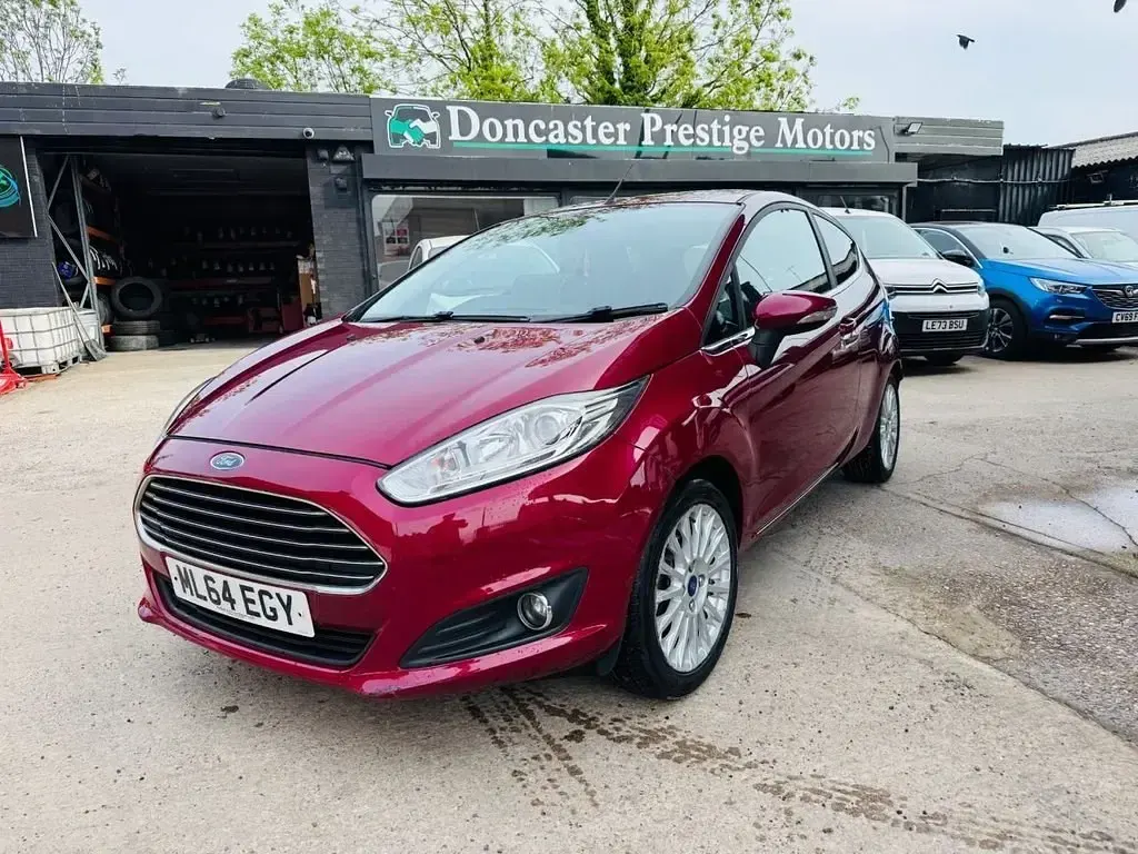 Używany Ford Fiesta Titanium 2014 Czerwony Hatchback