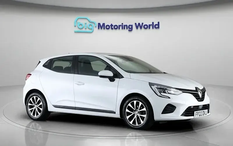 Used Renault Clio Iconic 90 HP (66 kW) 2022 White Hatchback