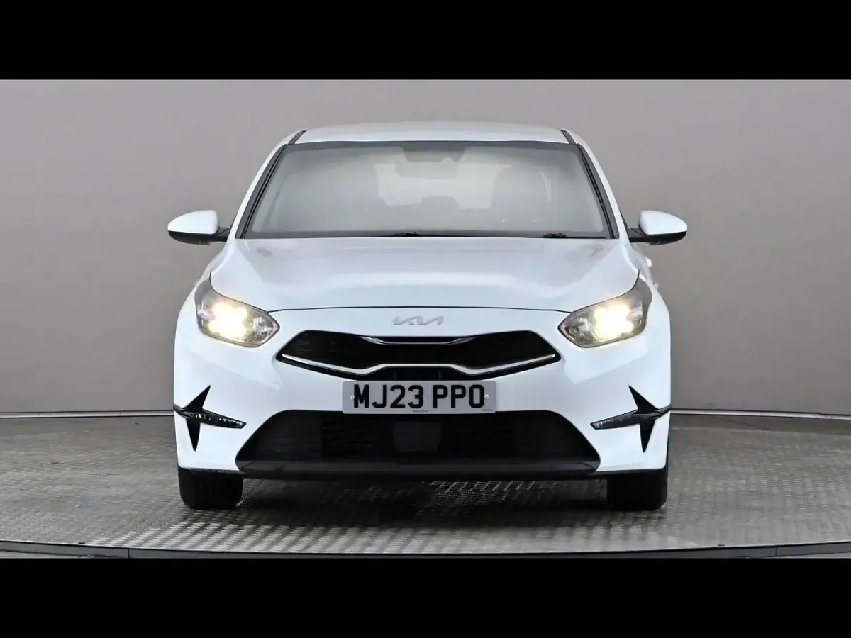 Used Kia Ceed 2023 White Hatchback