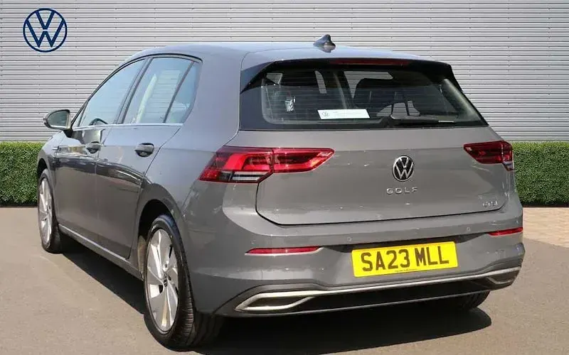 Usado VW Golf VIII Style 150 CV (110 kW) 2023 Gris Utilitario