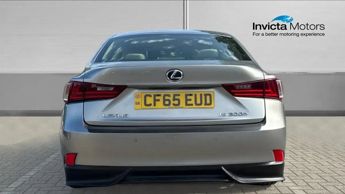 Used Lexus IS300h Executive Line 223 HP (164 kW) 2015 Pure silver metallic Sedan