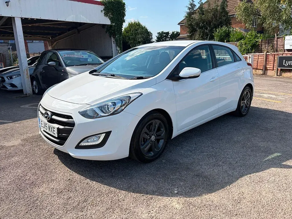 Used Hyundai i30 SE 100 HP (73 kW) 2015 White Hatchback