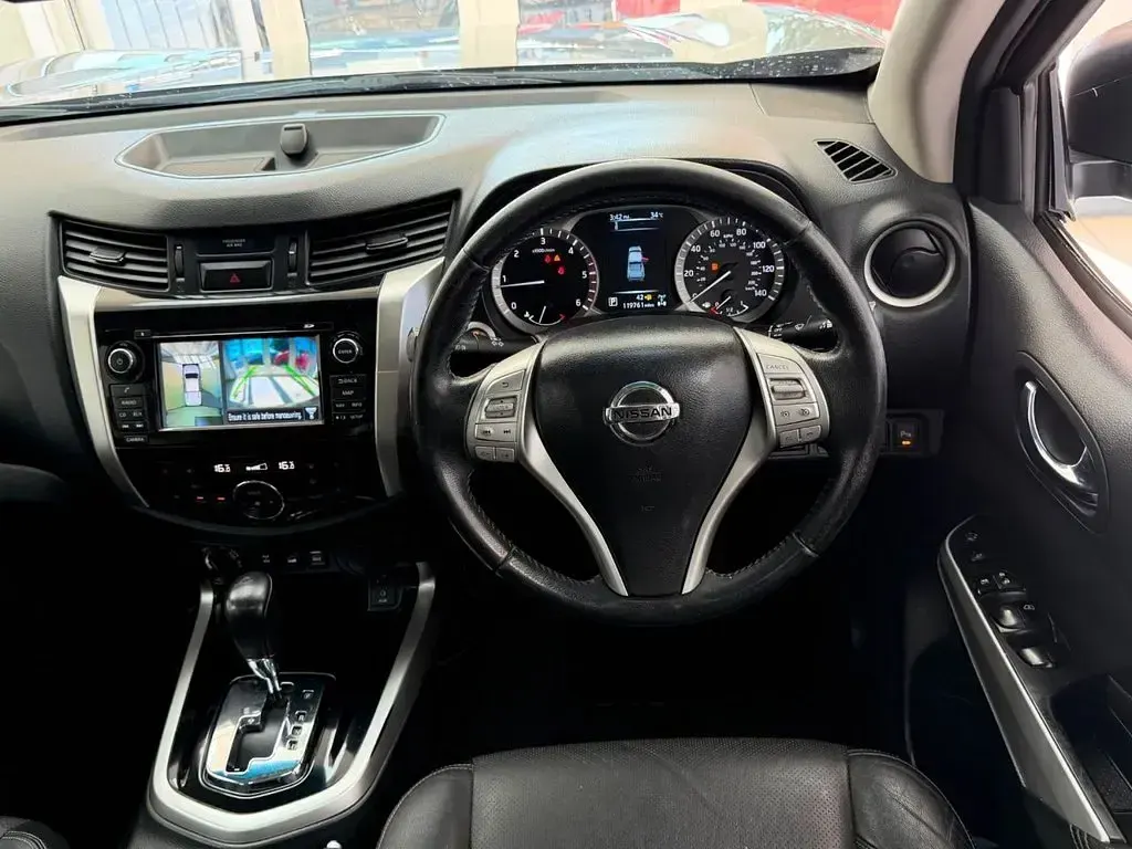 Used Nissan Navara Tekna 190 HP (139 kW) 2017 Grey Pickup