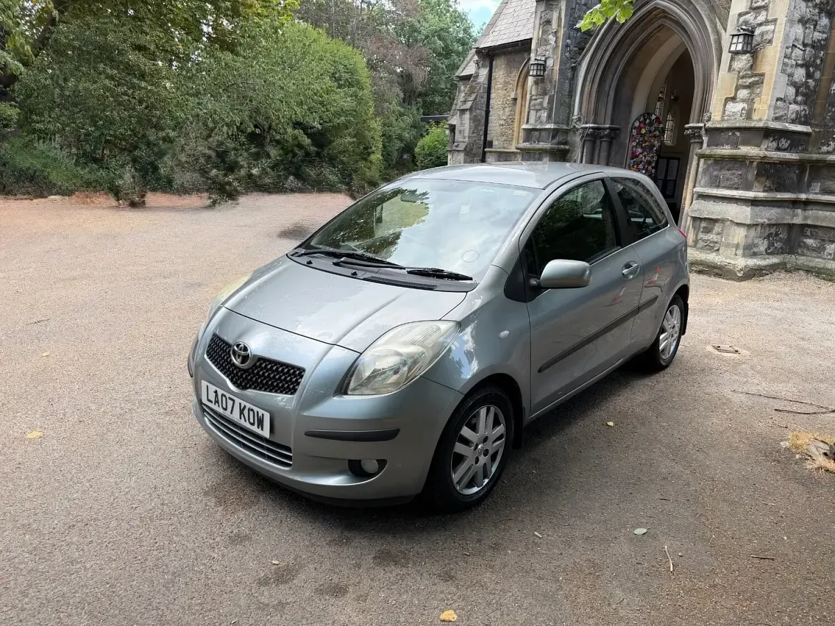 Used Toyota Yaris 85 HP (62 kW) 2007 Silver Hatchback