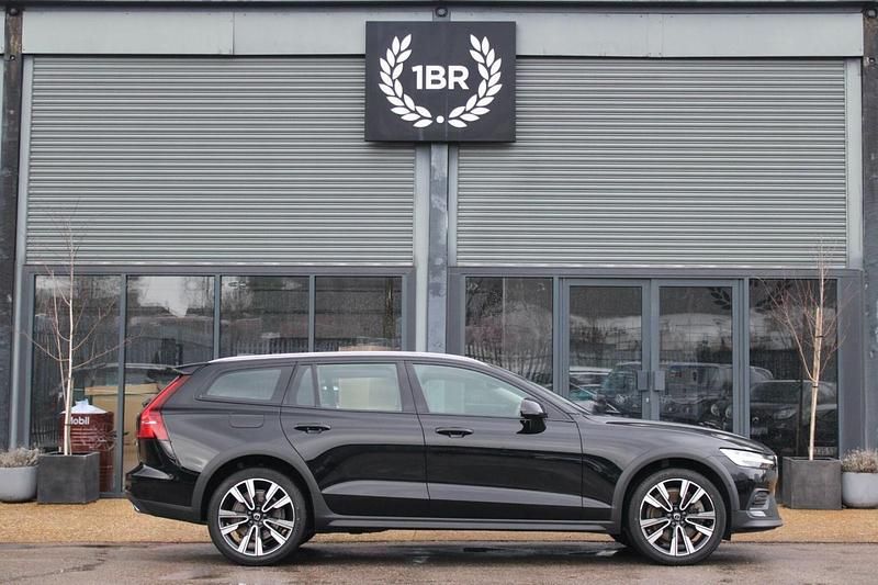 Used Volvo V60 CC 250 HP (183 kW) 2021 Black Estate