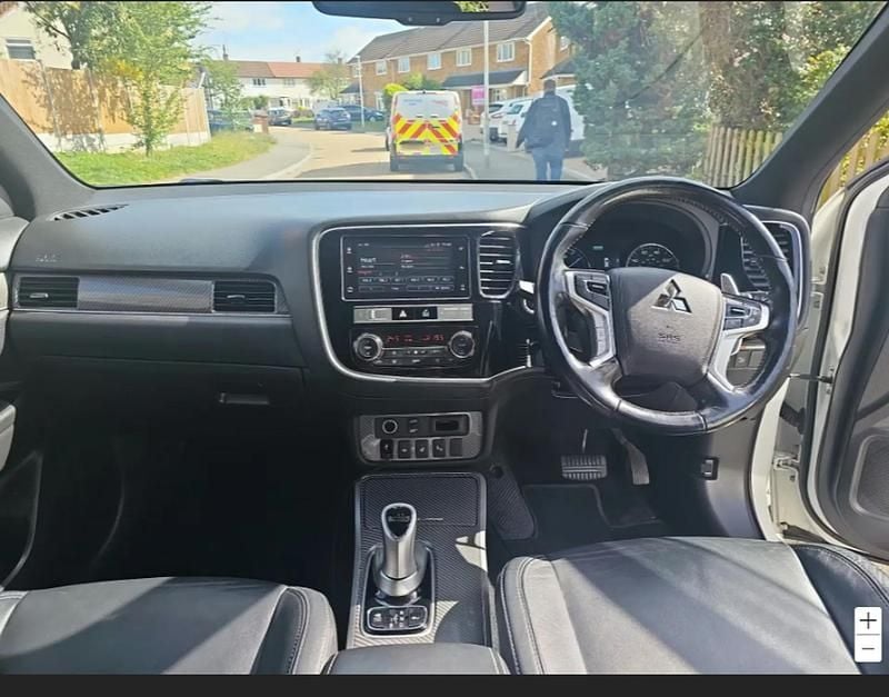 Used Mitsubishi Outlander P-HEV 177 HP (130 kW) 2018 White Estate