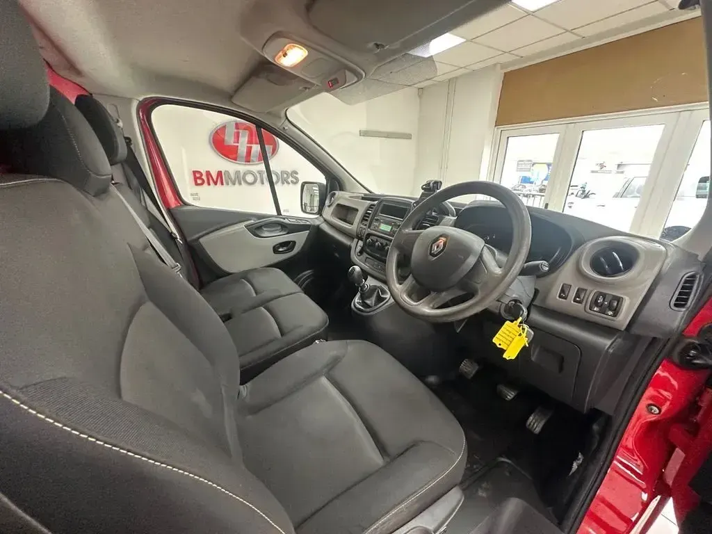 Used Renault Trafic Business 2019 Red MPV
