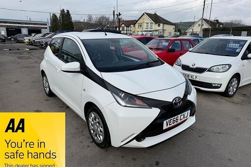 Used Toyota Aygo X-play 68 HP (50 kW) 2016 White Hatchback