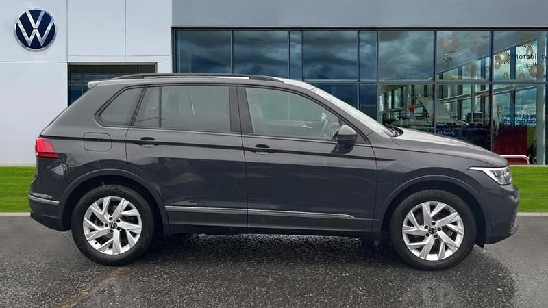 Used VW Tiguan Life 150 HP (110 kW) 2022 Urano grey SUV