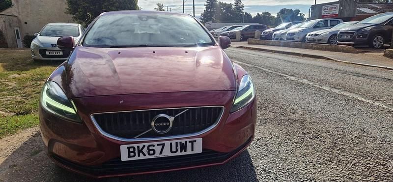 Used Volvo V40 Momentum 190 HP (139 kW) 2017 Red Estate