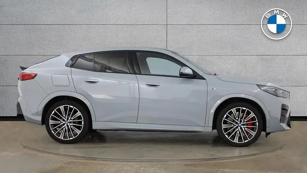 Używany BMW iX2 M Sport 147 kW (201 KM) 2025 Szary SUV