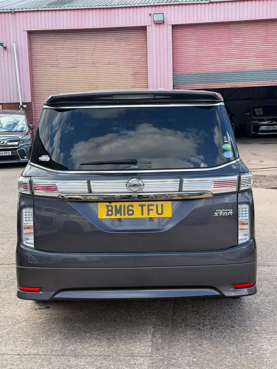 Używany Nissan Elgrand 2016 Szary Minivan