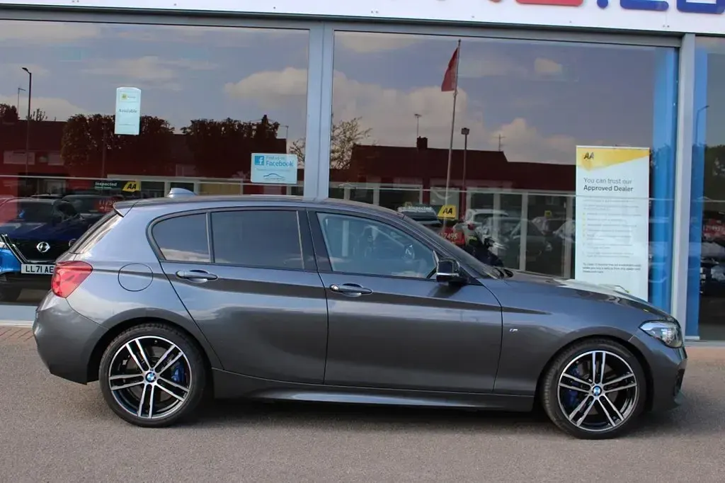 Begagnad BMW 118 Efficient Dynamics 136 HK (100 kW) 2019 Grå Halvkombi