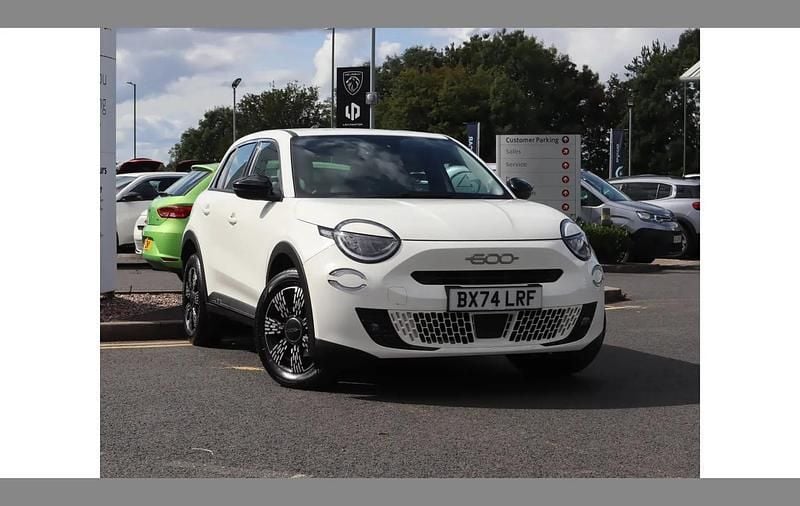 White Used 2024 Fiat 600 SUV | £21,999 (Expensive) - Image 1/3