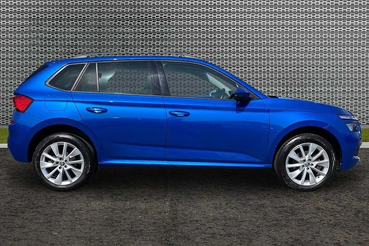 Used Skoda Kamiq SE Drive 70 HP (51 kW) 2023 Race blue metallic SUV