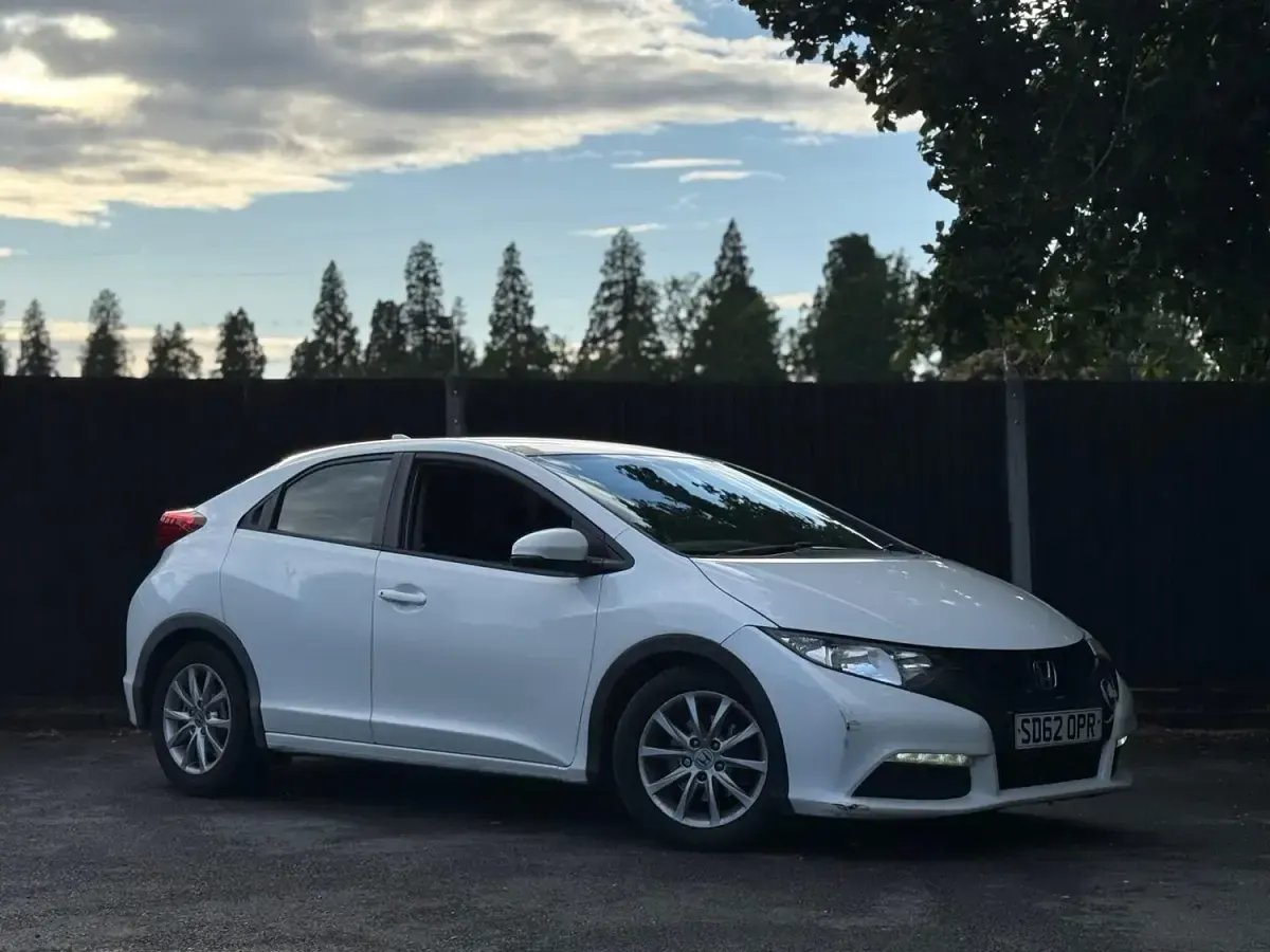 Used Honda Civic SE 100 HP (73 kW) 2012 White Hatchback