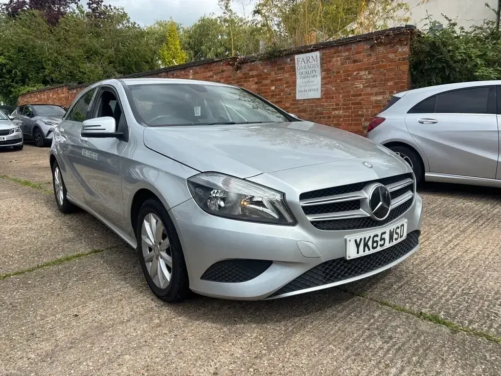 Używany Mercedes A180 SE 109 KM (80 kW) 2015 Srebrny Hatchback