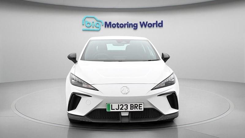 Begagnad MG MG4 EV SE 319 kW (435 HK) 2023 Halvkombi