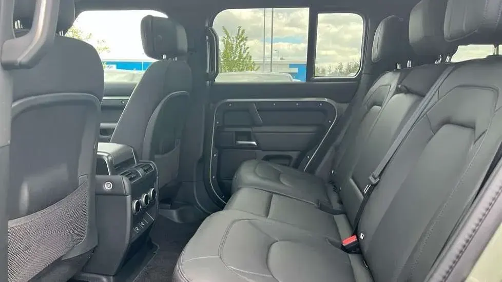 Używany Land Rover Defender 300 KM (220 kW) 2024 Zielony SUV