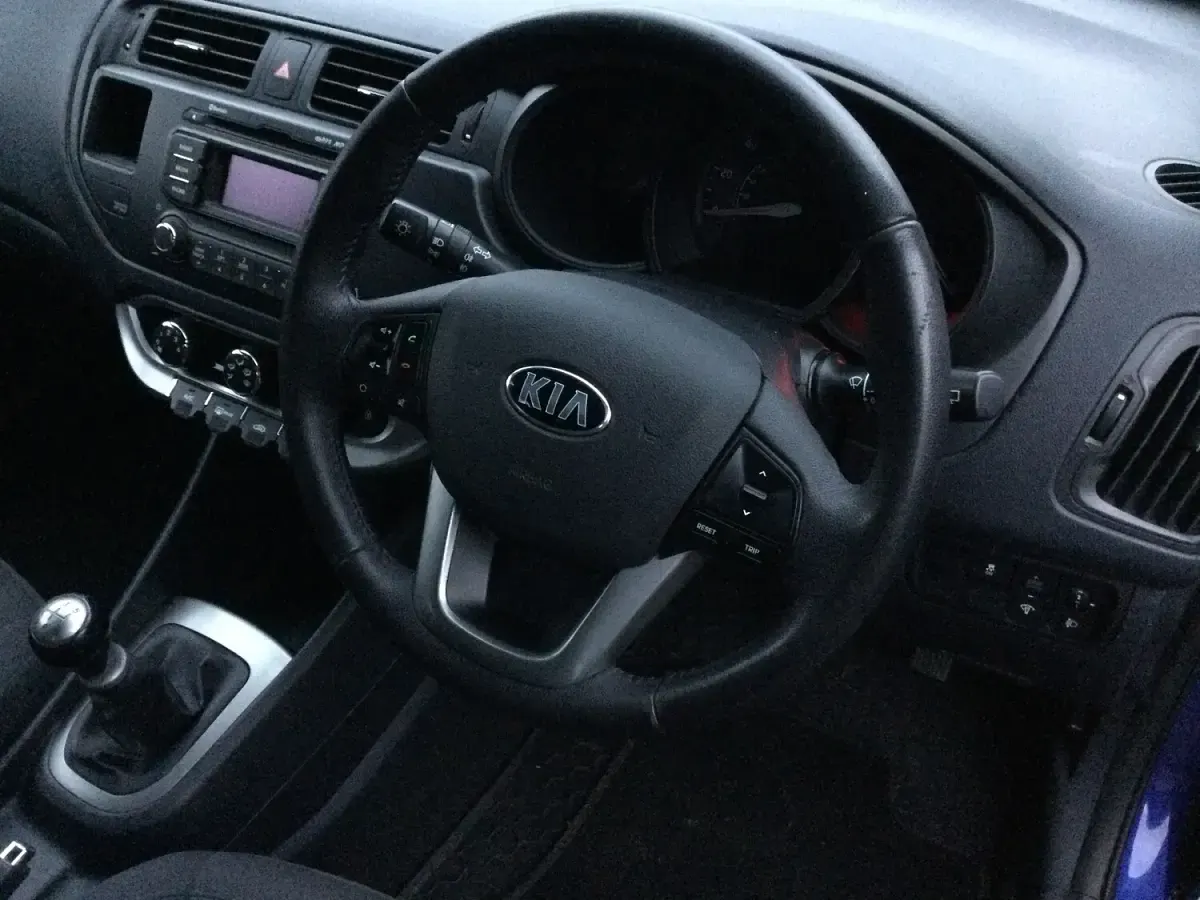 Used Kia Rio 85 HP (62 kW) 2013 Metallic estoril blue Hatchback